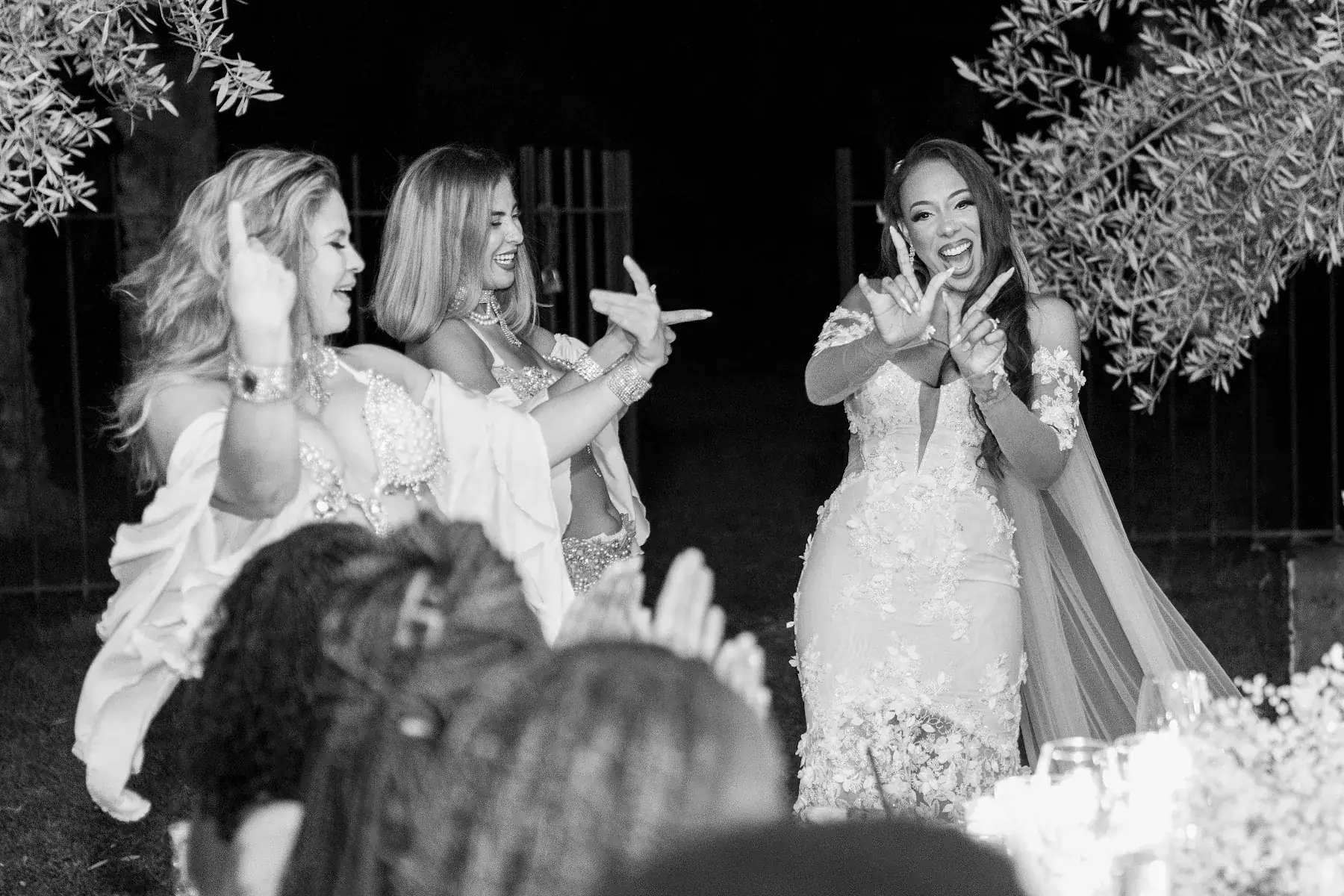Mariée dansant avec des danseuses pendant sa soirée de mariage à MarrakechBride dancing with performers during her wedding reception in Marrakech