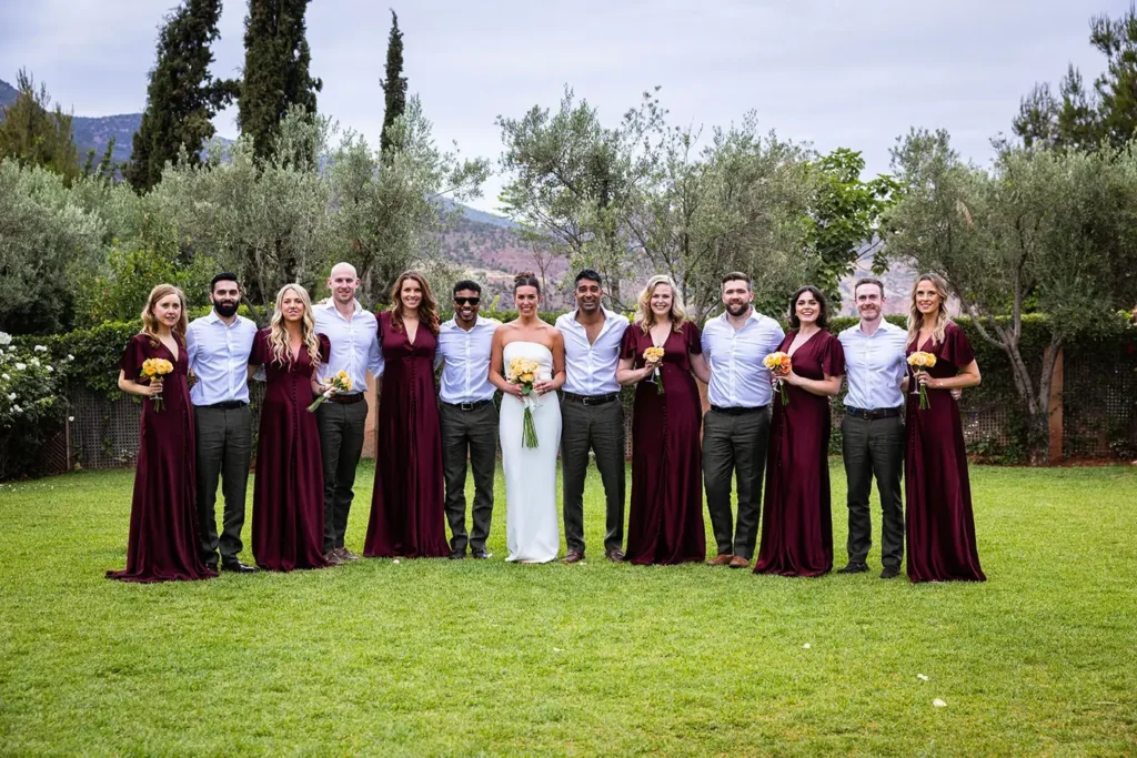 Mariée entourée de ses demoiselles et garçons d’honneur dans un jardin à MarrakechBride surrounded by her bridesmaids and groomsmen in a garden in Marrakech